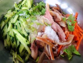 放入调味料糖、醋、盐、味精、香菜、蒜泥