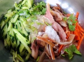 放入调味料糖、醋、盐、味精、香菜、蒜泥