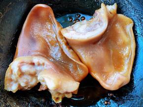 猪耳煮至汤汁粘稠入味即可出锅享用