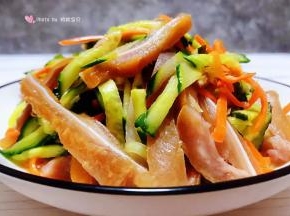 美味可口的凉拌猪耳装入盘中就大功告成了