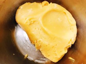 用刮刀翻拌至无干粉