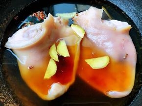 放入调味料料酒、一品鲜酱油、蚝油拌匀大火煮起来