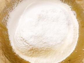 筛入混合好泡打粉和小苏打的糕点粉