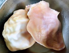 焯好水的猪耳立即放入冷水中多冲洗几遍