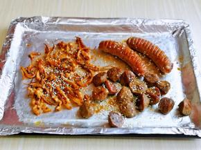 15分钟后取出烤盘，把上面的油纸取下来，把食材放在锡纸上，撒上熟白芝麻，孜然粉，再烤6分钟。