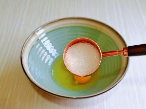 再加入细砂糖。