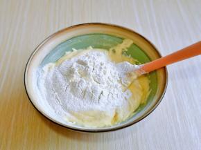 注意：每次一定要翻拌至没有干的面粉了，再筛入下一次面粉。