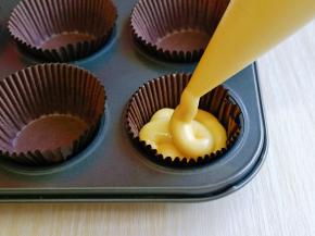 把蛋糕糊挤入纸杯中，7分满即可。