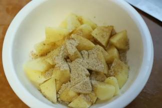 2.沥干土豆的水分，放入一个干净的容器中， 加大蒜粉，酷客壹佰孜然烤肉调味， 抓匀，没有现成的调味料，您用盐，味精，少许白砂糖，孜然粉来代替，味道也是一样好吃