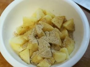 2.沥干土豆的水分，放入一个干净的容器中， 加大蒜粉，酷客壹佰孜然烤肉调味， 抓匀，没有现成的调味料，您用盐，味精，少许白砂糖，孜然粉来代替，味道也是一样好吃