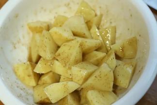 3.往土豆里加入一勺植物油，油量不需要多，能把土豆涂抹均匀就够了