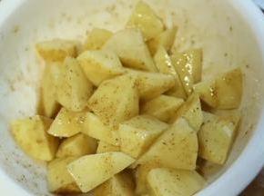 3.往土豆里加入一勺植物油，油量不需要多，能把土豆涂抹均匀就够了