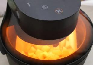 6.薯角一面烤金黄后，打开锅盖，给土豆块翻个面，把另一面也烤焦