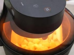 6.薯角一面烤金黄后，打开锅盖，给土豆块翻个面，把另一面也烤焦