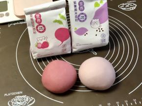 把【粉色面团】和【淡紫色面团】的食材分别混合好，揉成光滑不粘手的面团。如果没有果蔬面粉，就用普通面粉先揉一整块白色面团，然后平均分成两份，其中一份加入少许红曲粉，如果要做红色就多加一些，如果要做粉色就少加一些，翅膀和数字就用白色。