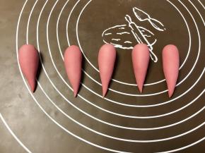 把圆形小面团揉成水滴状，可以揉的尖一些，因为发酵后再蒸会变胖。