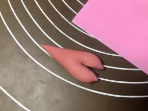 在水滴状面团粗的一头的1/3处对半切开。