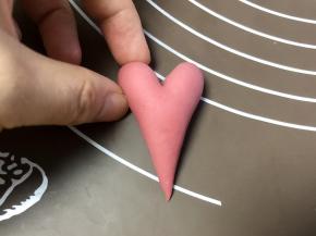 然后把两半分开，尖尖的部分用手指按圆。