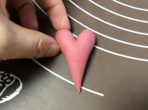 然后把两半分开，尖尖的部分用手指按圆。