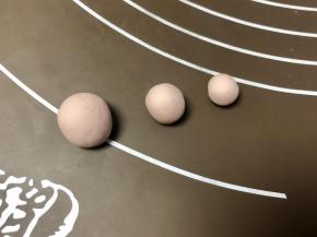 取三个淡紫色的小面团分别揉圆，分别是2克、1.5克，1克，不一定非要这么精确，差不多是大中小三个面面团就行。