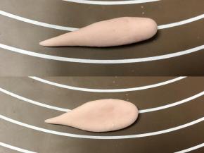 把小面团揉成长水滴状，然后轻轻按扁。