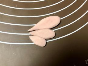 用同样的方法把三个面团都做好，然后拼在一起，一边的翅膀就做好了。