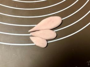 用同样的方法把三个面团都做好，然后拼在一起，一边的翅膀就做好了。
