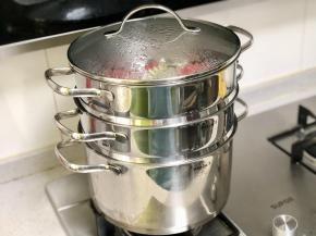 蒸锅放适量水烧开，大火蒸12分钟，关火后焖5分钟再揭盖。完成！