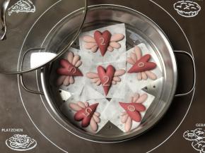 把做好的馒头放入蒸屉盖好盖子，放温暖的地方发酵至1.5至2倍大，用手指轻轻按压表面，压痕会恢复就发酵好了。