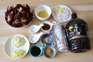 准备好食材，龙虾去头、虾线洗净沥干水分，虾黄用另一碗装好，洋葱切丝，生姜一半切片一半切粒，蒜瓣切粒；