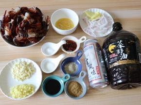准备好食材，龙虾去头、虾线洗净沥干水分，虾黄用另一碗装好，洋葱切丝，生姜一半切片一半切粒，蒜瓣切粒；