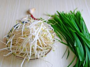 准备食材，豆芽洗干净。
