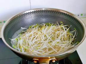 豆芽焯水：水烧开后下豆芽，大火煮，将豆芽煮至变软捞出淋干水分。
