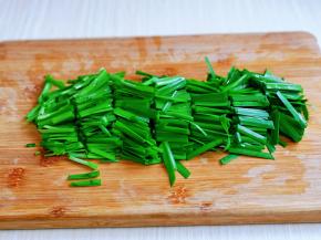 韭菜洗干净切段。