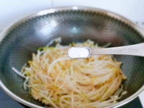 按个人口味加入盐。