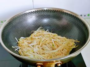 小火翻炒均匀，将豆芽炒熟。
