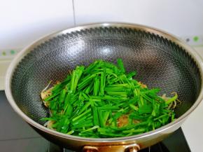 再加入切好的韭菜。