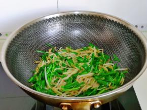 大火快速翻炒均匀即可出锅。