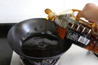 将铁锅烧热至冒烟后倒入菜籽油；
