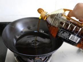 将铁锅烧热至冒烟后倒入菜籽油；