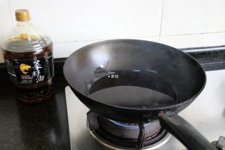 菜籽油也要烧热到冒烟，这样能最大激发出油的香味；