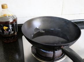 菜籽油也要烧热到冒烟，这样能最大激发出油的香味；
