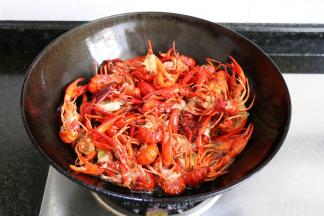 倒入龙虾大火炸半分钟定型再转中小火炸1分钟左右将龙虾外壳炸酥脆，然后捞出；