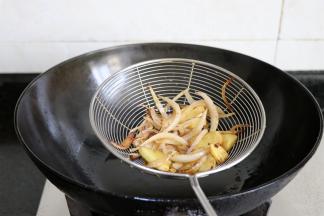 锅内留少许油，倒入洋葱丝、生姜片炸至金黄后捞出不要，留下油；
