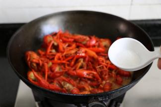 再开大火收汁，出锅前半分钟加入白糖和剩下的三分之一十三香粉调味即可；