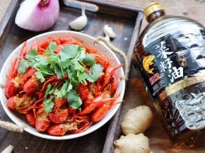 虾肉鲜嫩汤汁鲜美，好吃得停不下来。