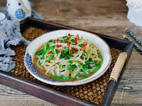 盛出装盘，点缀上辣椒段。