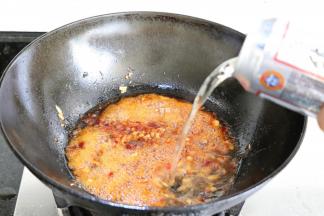 倒入啤酒，再加1小碗水；