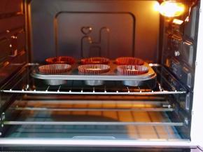 烤箱提前预热10分钟，将模具入烤箱中层的烤网上。