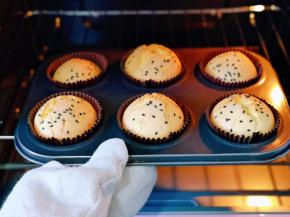 时间到戴上隔热手套，取出烤盘。